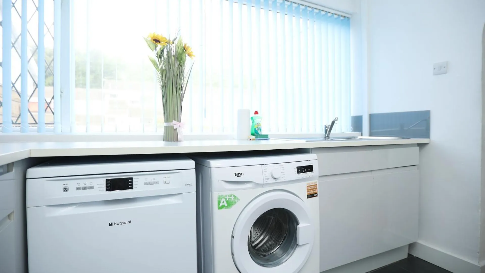 Gainsborough View By N And N Stays, Perfect For Contractor And Workers Visiting Cardiff, Pvt Off Road Parking, Close To Cardiff Bay & International Sports Village, Long Stay Disc Available 0*,