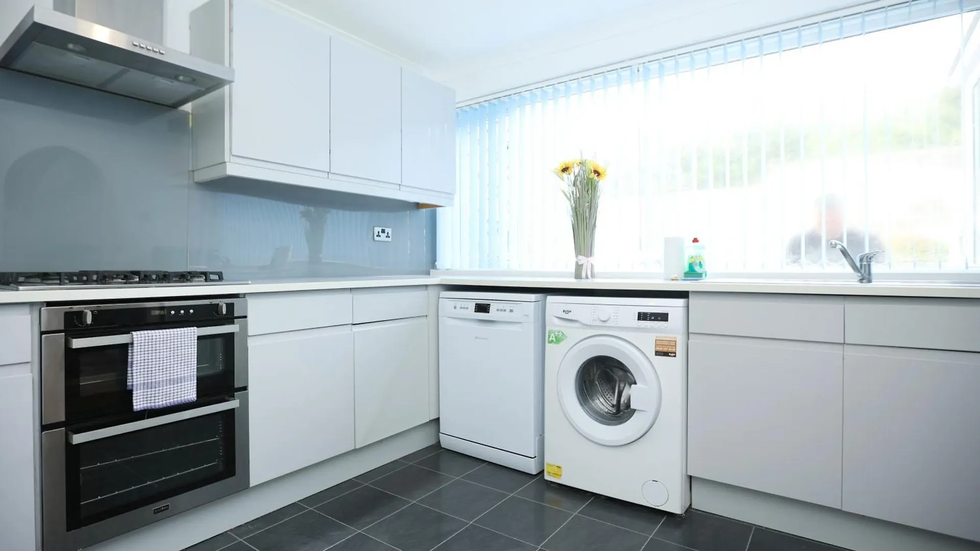Gainsborough View By N And N Stays, Perfect For Contractor And Workers Visiting Cardiff, Pvt Off Road Parking, Close To Cardiff Bay & International Sports Village, Long Stay Disc Available